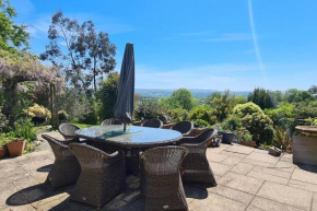 Stunning house, fenced garden, and outdoor dining!